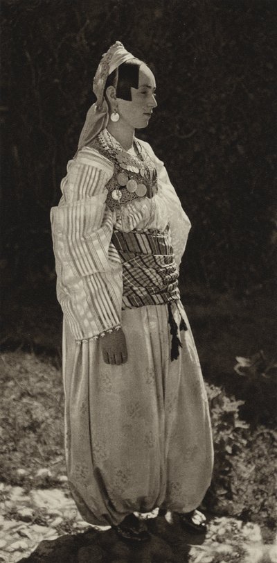 Jugoslavia: Prizren, Naiset kansallispuvussa (m/w kuva) tekijältä Kurt Hielscher