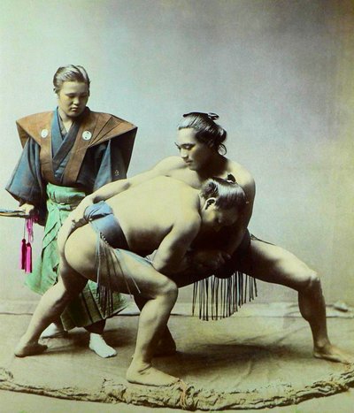 Sumopainijat, n. 1880 (kuva) tekijältä Kusakabe (attr. to) Kimbei