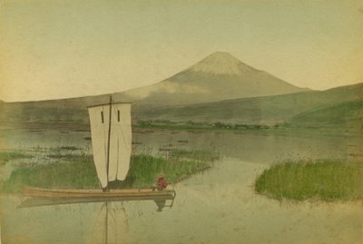 Japani: Fuji-Yama (Fuji Yama) purjeveneellä etualalla Hokome-järvellä tekijältä Kusakabe Kimbei