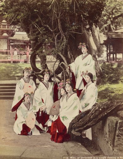 Miko, tai Performing in A Temple Dancing at Nara, noin 1890 tekijältä Kusakabe Kimbei