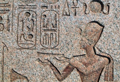 Obeliski, jossa on reliefejä ja kirjoituksia Ramses II:sta, Amunin suuri temppeli, Tanis, Egypti, Egyptin sivilisaatio, Uusi kuningaskunta, Dynastia XIX tekijältä Amadeo (after) Modigliani