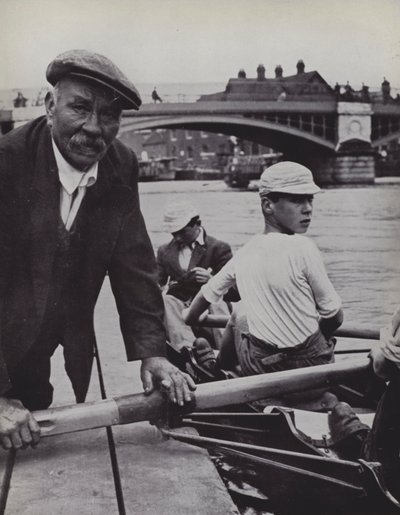 Rafts, Eton, Froggie valvoo alukseen nousua (m/w kuva) tekijältä Laszlo Moholy Nagy