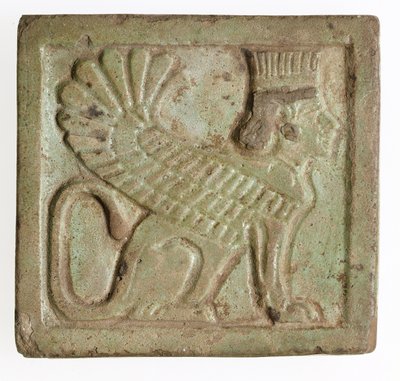 Plakki, jossa on siivekäs persialainen sfinksi, n. 525-401 eKr. (muovattu fajanssi) tekijältä Late Period Egyptian
