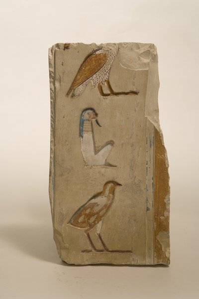 Reliefi hieroglyfeillä, mahdollisesti Thebasta, noin 600 eKr. (maalattu kalkkikivi) tekijältä Late Period Egyptian