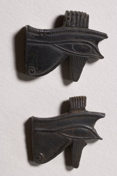 Kaksi wedjat-silmäamulettia (obsidiaani) tekijältä Late Period Egyptian