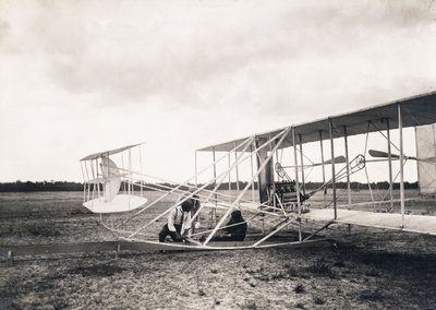 Leon Bollee työskentelee Wrightin veljesten koneessa, n. 1909 tekijältä Leon Bollee