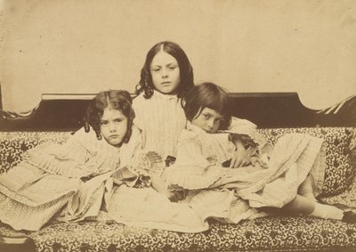 Edith, Ina ja Alice Liddell sohvalla, kesä 1858. tekijältä Lewis Carroll
