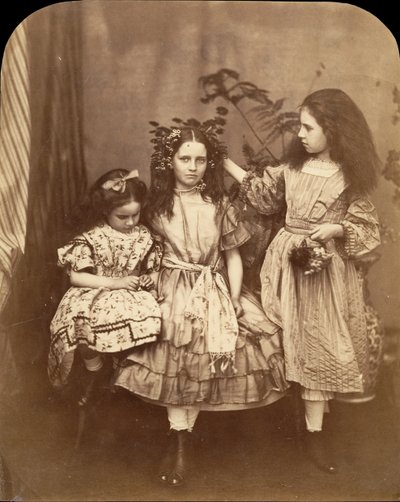 Flora Rankin, Irene MacDonald ja Mary Josephine MacDonald Elm Lodgessa heinäkuussa 1863. tekijältä Lewis Carroll