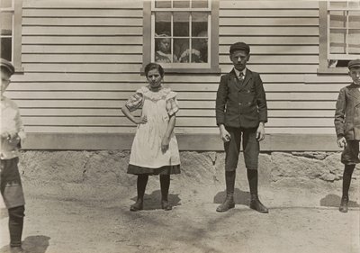 Edward St. Germain ja hänen sisarensa Delia, tehdastyöläiset, Phoenix, Rhode Island, huhtikuu 1909 tekijältä Lewis Hine