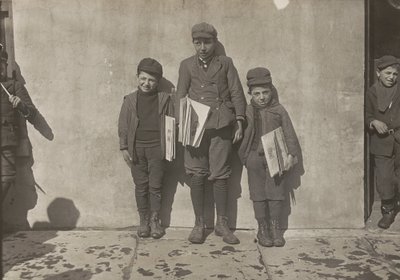John Pento, 14 vuotias, Daniel ja Angelo Pento, 7 vuotta, myyvät sanomalehtiä, Hartford, Connecticut tekijältä Lewis Hine