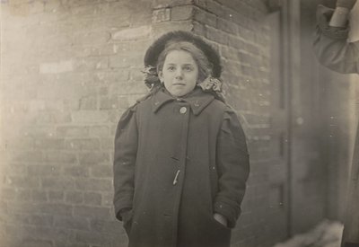 Mery Horn, kyyräselkä, jota pahensi hänen kantamansa raskas paperikuorma. Hartford, Connecticut, maaliskuu 1909 tekijältä Lewis Hine
