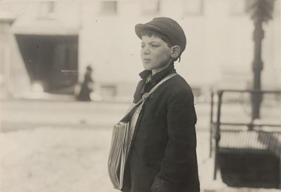 Tony Casale, "Bologna", 11-vuotias, myynyt sanomalehtiä 4 vuoden ajan, Hartford, Connecticut, maaliskuu 1909 tekijältä Lewis Hine