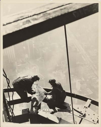 Empire State Building, New York tekijältä Lewis W. Hine