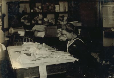 15-vuotias Marie Vancanvenberg työstää korsetteja Madam Claffille osoitteessa 420 Boylston Street Bostonissa, Massachusettsissa. tekijältä Lewis Wickes Hine