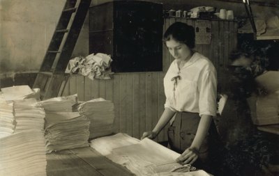 15-vuotias tyttö taittelee pyyhkeitä Bonannon pesulassa Bostonissa, Massachusettsissa. tekijältä Lewis Wickes Hine