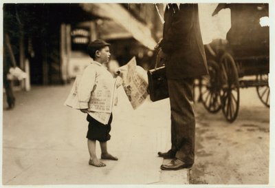 6-vuotias sanomalehtipoika Hyman myy lehtiä klo 18 asti. Lawrencessa, Massachusettsissa, 1911 tekijältä Lewis Wickes Hine