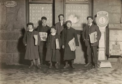 Klo 20.30. Ryhmä sanomalehtipoikia myymässä lehtiä Hartfordin rautatieasemalla Connecticutissa. Pienin poika on 11-vuotias. tekijältä Lewis Wickes Hine