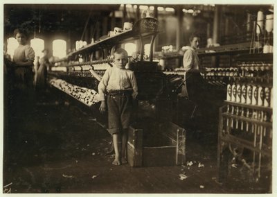 8-vuotias Leo, vain 4 jalkaa pitkä, poimii puolat 15 sentillä päivässä Elk Cotton Millsissa, Fayettevillessä, Tennesseessä, 1910 tekijältä Lewis Wickes Hine