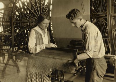 Poika ja tyttö työskentelevät kangaspuilla Cheney Silk Mills -tehtaalla Etelä-Manchesterissä, Connecticutissa. tekijältä Lewis Wickes Hine