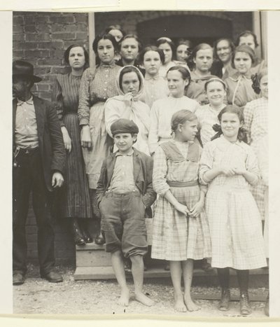 Kaikki ovat Walker County Hosiery Millsin työntekijöitä, Lafayette, Georgia. tekijältä Lewis Wickes Hine