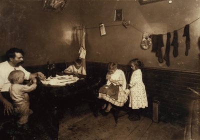 Annie Fedele virkkaa virkkaustyötä keittiössä vuokrakodissaan Sommervillessä, Massachusettsissa. tekijältä Lewis Wickes Hine