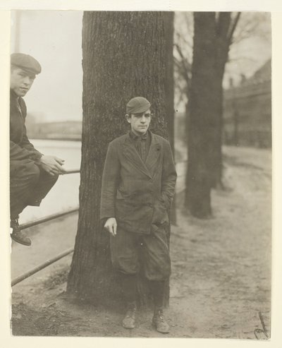 Valkaisuhuoneen poika, Leon Halcourt, 16-vuotias, Lawrence, Massachusetts tekijältä Lewis Wickes Hine