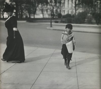 Poika ja sanomalehti, Washington, D.C. tekijältä Lewis Wickes Hine