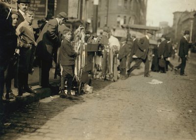 Pojat kaupittelevat tavaroita kadulla Bostonissa, Massachusettsissa. tekijältä Lewis Wickes Hine