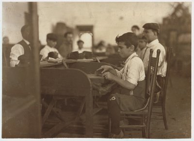 Lapsi oppipoika De Pedro Casellasin sikaritehtaalla, Tampa, Florida, 1909 tekijältä Lewis Wickes Hine