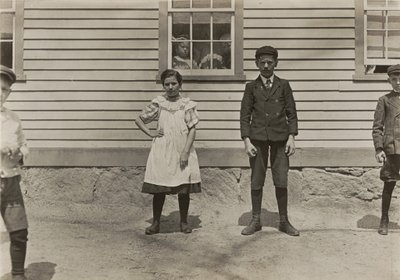 Edward St. Germain ja hänen sisarensa Delia, tehdastyöläisiä, Phoenix, Rhode Island, huhtikuu 1909 tekijältä Lewis Wickes Hine