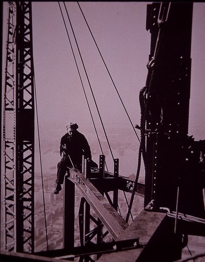 Empire State Building rakenteilla, näkyy pultti jakoavaimella tekijältä Lewis Wickes Hine