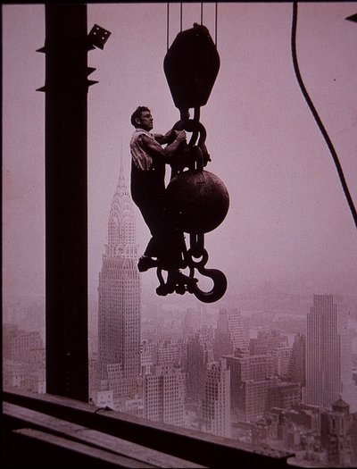 Rakenteilla oleva Empire State Building, jossa näkyy nosturimiehistön jäsen tekijältä Lewis Wickes Hine