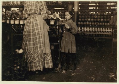 Fannie, 48 tuumaa korkea, 7-vuotias, yksi 19 lapsesta, jotka auttoivat sisartaan Elk Millsissä, Fayettevillessä, Tennesseessä, 1910 tekijältä Lewis Wickes Hine