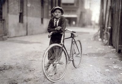15-vuotias sanansaattajapoika työskentelee Mackay Telegraph Companyssa, Waco, Texas, 1913 tekijältä Lewis Wickes Hine