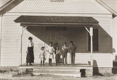 Viisi oppilasta paikalla School No. 6, District 3, Fort Michigan, Colorado, 1915 tekijältä Lewis Wickes Hine