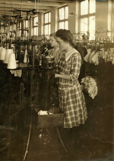 Tytöt valmistavat sukkia Ipswich Millsissä Bostonissa, Massachusettsissa. tekijältä Lewis Wickes Hine