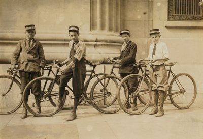 Western Union Messengers -ryhmä Norfolkissa, Virginiassa, 1911 tekijältä Lewis Wickes Hine