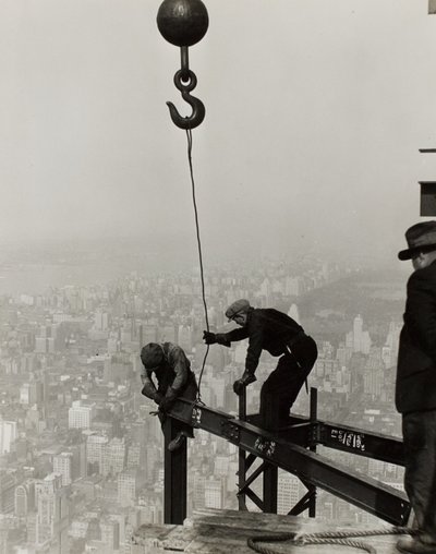 Korkealla Empire State Buildingissa, New Yorkissa. tekijältä Lewis Wickes Hine