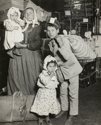 Italialainen perhe etsii kadonneita matkatavaroita, Ellis Islandilla tekijältä Lewis Wickes Hine