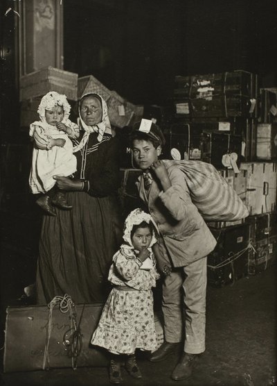 Italialainen perhe etsii kadonneita matkatavaroita, Ellis Islandilla tekijältä Lewis Wickes Hine