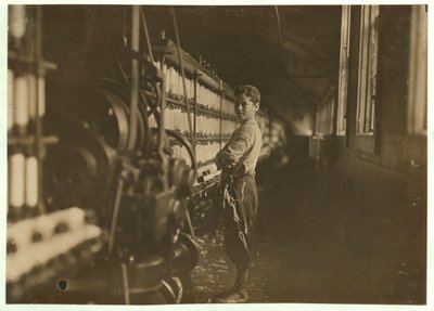 John Dempsey, 11- tai 12-vuotias, lauantaityöntekijä muulinpyörityshuoneessa Jackson Millissa, Fiskevillessä, Rhode Islandissa, 1909 tekijältä Lewis Wickes Hine