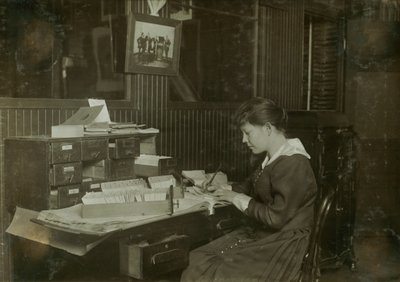 Malvina Amundsen, 15-vuotias toimistotyttö Eastern Talking Machine Co:ssa 177 Tremont Streetillä Bostonissa, Massachusettsissa. tekijältä Lewis Wickes Hine
