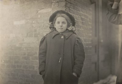 Mery Horn, kypärätila, jota pahensi hänen kantamansa raskas paperikuorma..., maaliskuu 1909. tekijältä Lewis Wickes Hine