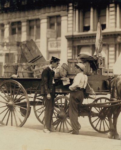 Messenger-pojat keskustelussa Union Squarella, New Yorkissa tekijältä Lewis Wickes Hine