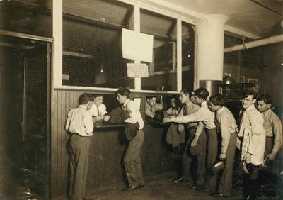 Lähettipojat luovuttamassa univormujaan Postal Telegraph Co:n pääkonttorissa New Yorkissa. tekijältä Lewis Wickes Hine