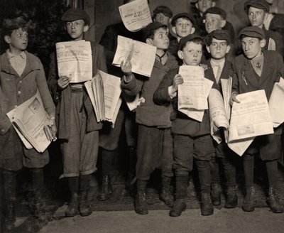Newsboys puolenyön jälkeen tekijältä Lewis Wickes Hine