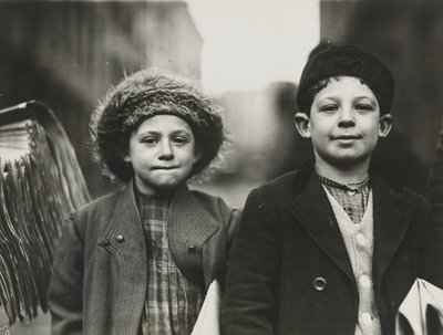 Newsies, Newark, New Jersey, joulukuu 1909 (gelatiinihopeaprintti) tekijältä Lewis Wickes Hine