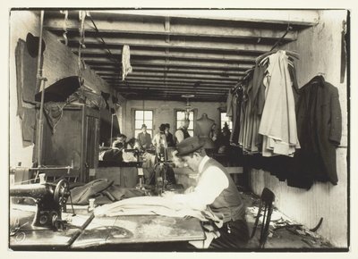 Old Time Garment Shop, New York City tekijältä Lewis Wickes Hine