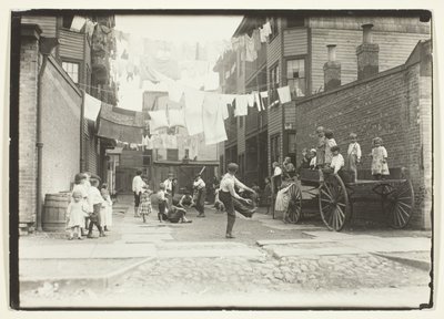 Leikkikenttä myllykylässä (Playground in a Tenement Alley), Boston tekijältä Lewis Wickes Hine
