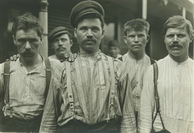Steelworkers at Russian Boarding House, Homestead, Pennsylvania, 1907-8 (gelatiini hopeaprintti) tekijältä Lewis Wickes Hine